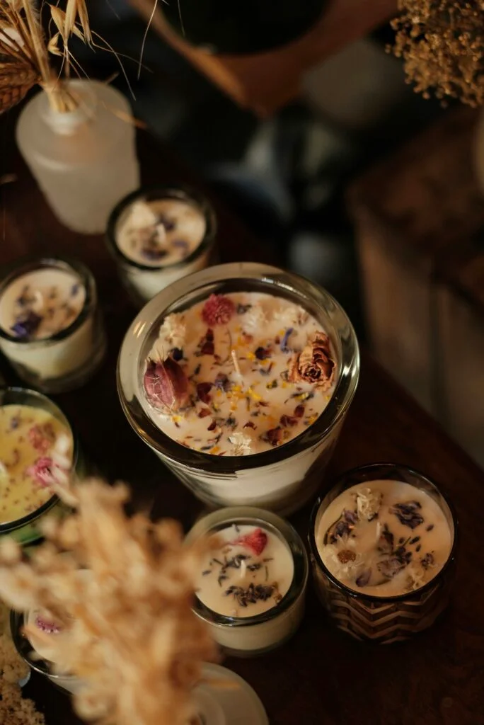 Vela Beloá con flores secas